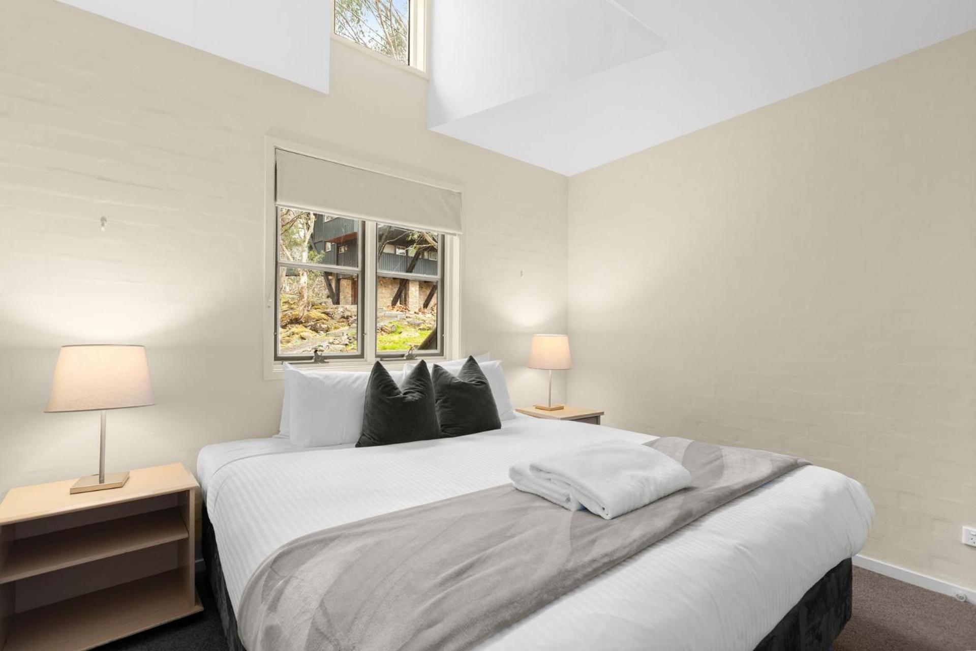 Village Green 2 Bedroom Loft Townhouse With Views Fireplace And Garage Parking 斯瑞德伯 外观 照片