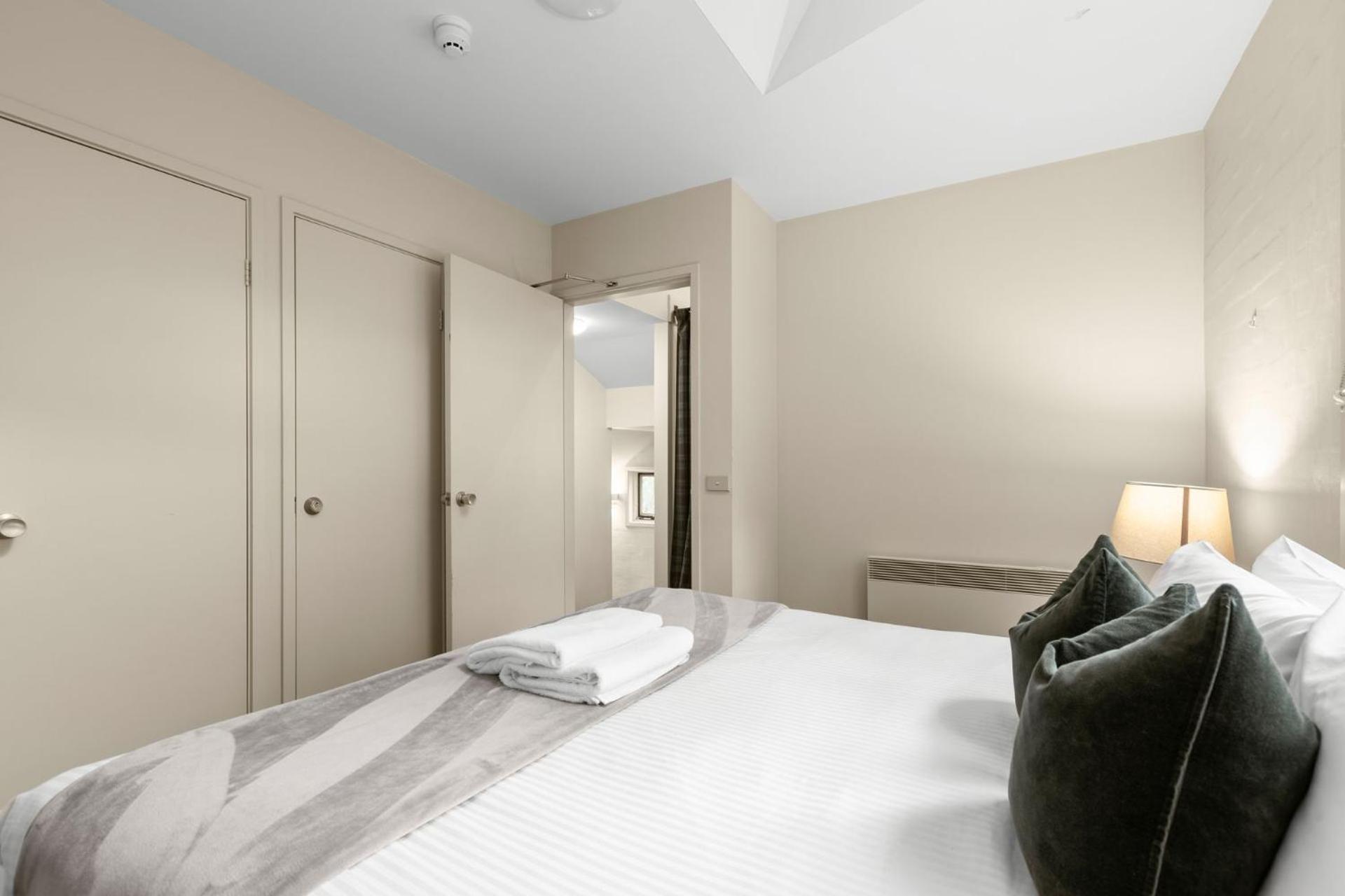Village Green 2 Bedroom Loft Townhouse With Views Fireplace And Garage Parking 斯瑞德伯 外观 照片